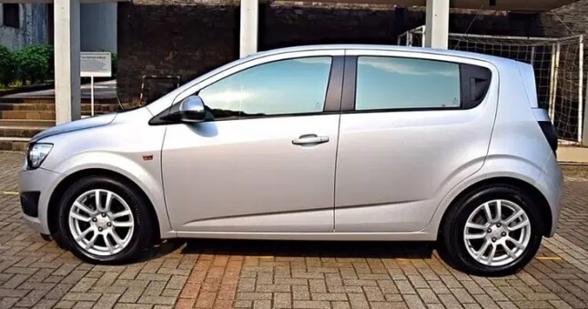 Hatchback Chevy tampak samping