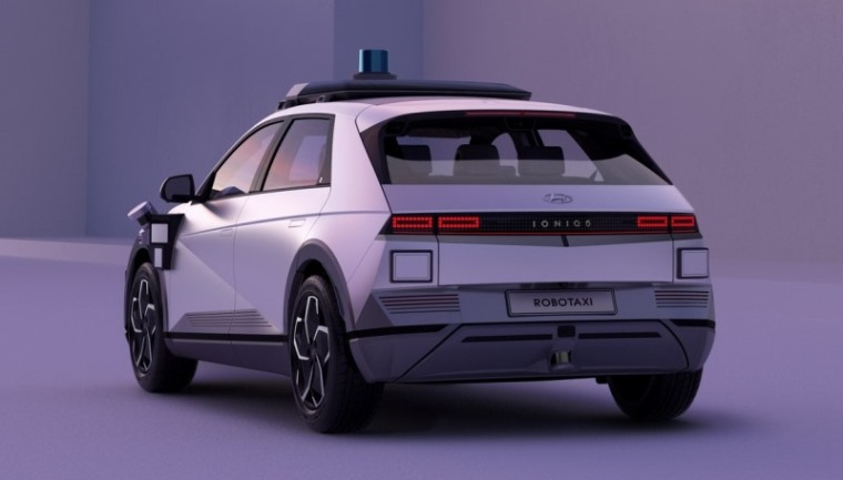 Taksi full electric tanpa pengemudi