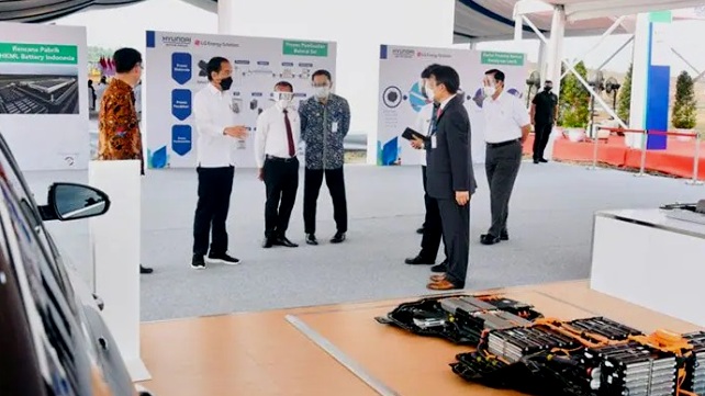 Jokowi saat resmikan pembangunan pabrik baterai EV pertama di Asia Tenggara