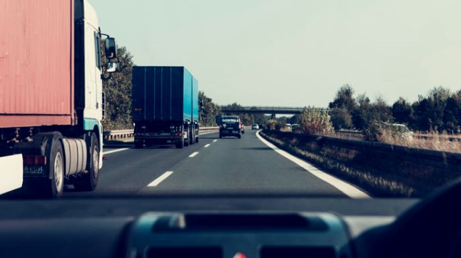 Bahaya Berkendara di sekitar truk besar