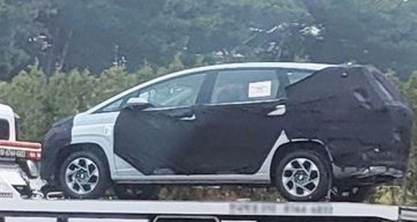 Bentuk LMPV Hyundai Stargazer di sisi samping
