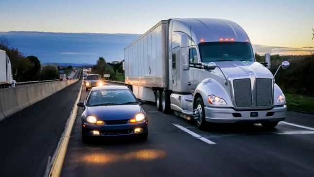 Tips Berkendara di sekitar truk besar