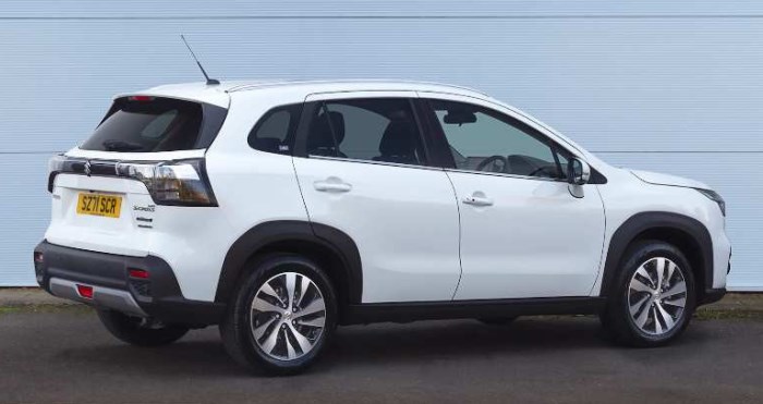 Suzuki S-Cross 2022 - Tampak Belakang Samping