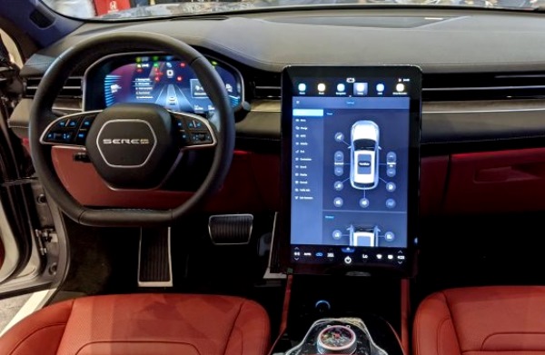 Interior DFSK Seres SF5 bertabur monitor besar