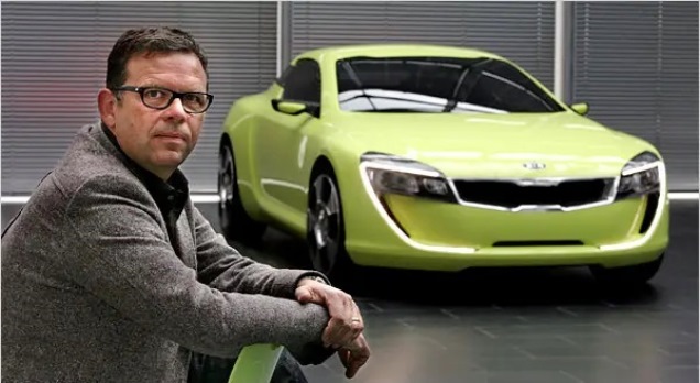 Peter Schreyer dengan Mobil KIA Kee Concept saat pengenalan Tiger Nose Grille pada 2007
