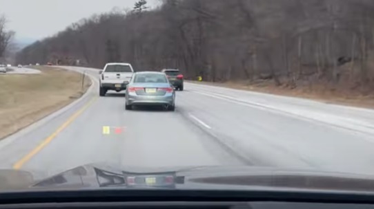 Ford Raptor F-150 sengaja memblokir jalan agar Accord tidak bisa mendahului