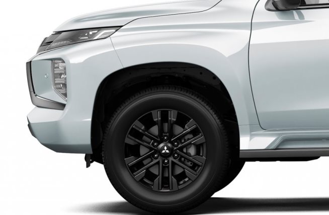 Pajero Sport Black Edition dengan pilihan warna putih