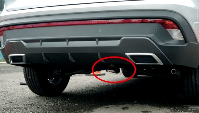 fitur-fitur tak berguna - Aksen kenalpot palsu di bumper Wuling Almaz