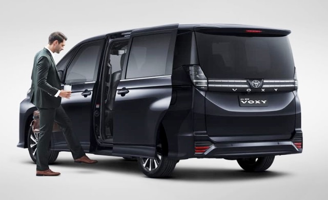 Fitur Sliding Door dengan Sensor Ayunan Kaki pada Voxy 2022