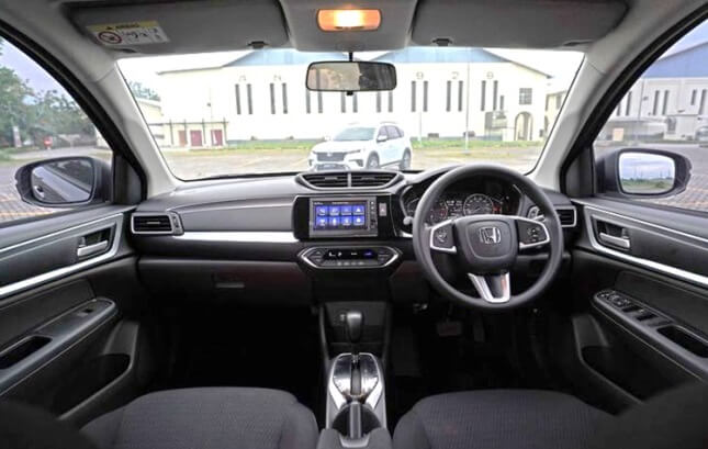 Interior LSUV yang didominasi plastik keras