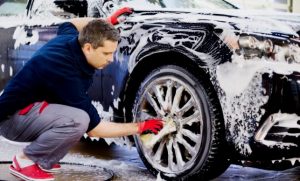 Alasan Mengapa Anda Perlu Mencuci Mobil Sendiri secara Berkala