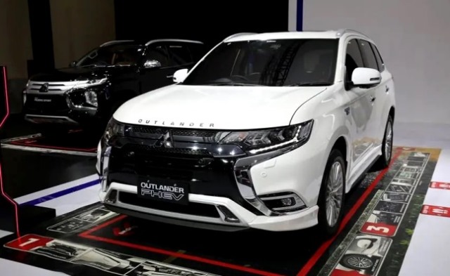 Mitsubishi Outlander PHEV - Harga 888 juta