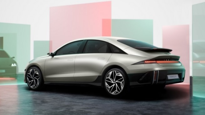 Hyundai IONIQ 6 - Tampak Belakang Samping
