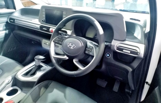 Dashboard Hyundai Stargazer yang dominan plastik keras warna abu-abu