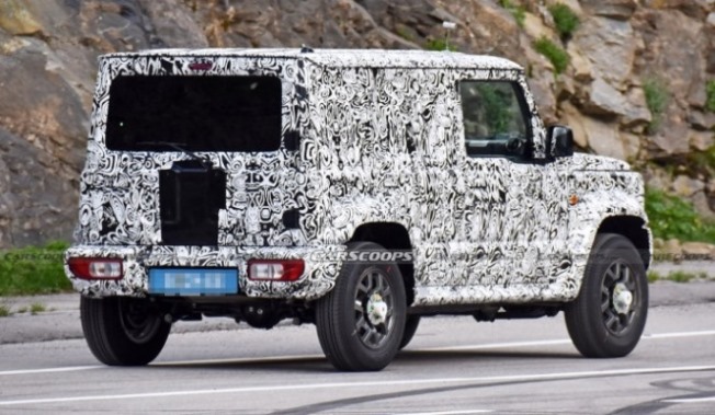 Jimny 5-Pintu - Tampak Belakang Kamuflase