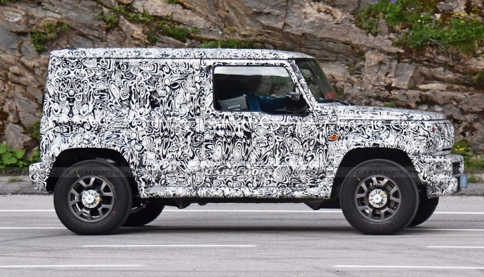 Suzuki Jimny 5-Pintu - Tampak Samping dalam Kamuflase