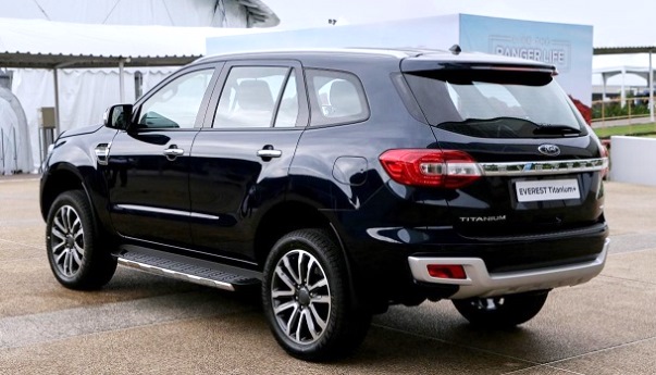 Ford Everest Titanium - Tampak Belakang