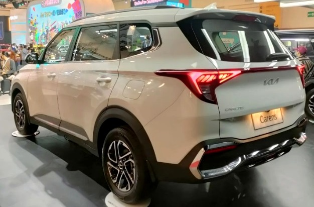 Kia Carens Tampak Belakang