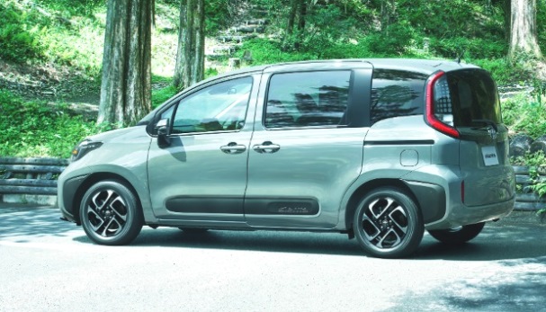 MPV sliding door Generasi-3 - Tampak samping