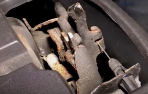 Pengait kap mesin yang berkarat karena korosi