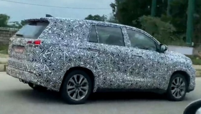 Spyshot Innova Zenix dalam Balutan Kamuflase