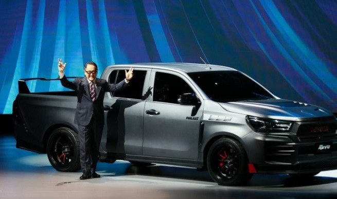 Akio Toyoda saat Pamerkan Hilux EV di Thailand