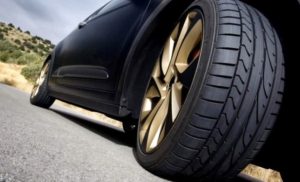 Akibat Tidak Ganti Ban Mobil Terlalu Lama, Bahaya bagi Keselamatan Berkendara