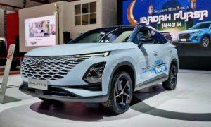 Luna Maya Beli Chery Omoda 5 di IIMS, Kagum pada Desain dan Kemewahannya