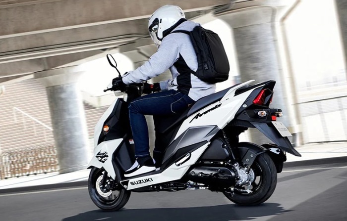 Suzuki Avenis 125 tampak belakang