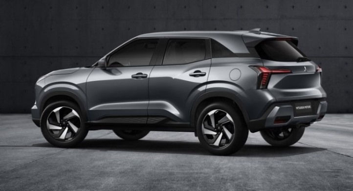 SUV Mitsubishi tampak samping