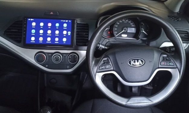 Mobil dengan Head Unit Android dan Tombol Setir