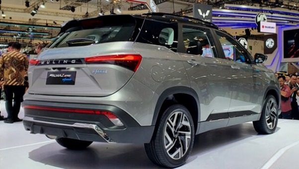 Wuling Almaz RS Facelift - Tampak belakang